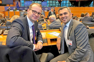  »1 Dr. Matthias Frederichs, General Secretary of the Federal German Association of the Brick and Tile Industry Regd, (left), and Murray Rattana-Ngam, Chairman of the Board of IZF e. V., here in the EU Parliament in Brussels on the occasion of the 25th anniversary of the European Parliament Ceramics Forum 