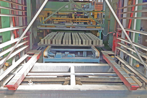  »1 The double belt conveyor transports the rows of green bricks on a flat tubular steel pallet 