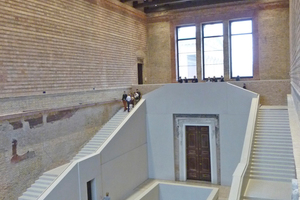  »2 In the reconstruction of the Neues Museum in Berlin, the architects around David Chipperfield used the original material: clay bricks in the ”reich format”. Old (historical bricks from demolition) and new (exposed concrete) create a fascinating contrast 