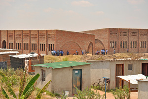  » The new school in the middle of the settlement 