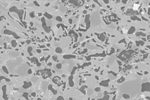  »5 Scanning electron microscope image (left) coupled with the element distribution of the EDX measurement (centre). The cut-out (quartz and feldspar) marked in red is analysed by means of scanning thermal microscopy, recorded is the necessary heat flow (right) 