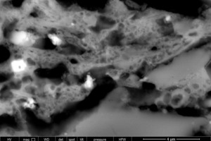  »2 Mesoebene: Matrix mit Materialphasen wie Quarz, Feldspat und Schichtsilikaten. Detail eines RVE mit einer charakteristischen Länge von ≈ 300 μm 