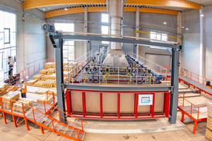  » New kiln for steaming the façade bricks and clay pavers: In order to respond to the enormous demand for grey bricks, Vandersanden had a new hood-type kiln built at the Upper Lusatia facility, which is now steaming the popular grey clinker bricks around the clock. Vandersanden makes about 65 tons of new bricks per kiln charge. 