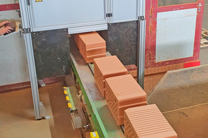  » The system can be combined with a belt weigher, off-spec clay blocks can be removed from the production line by means of a pneumatically operated ejector 
