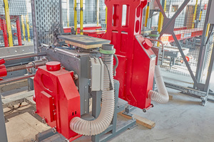  » Two of the three tools for the robot finishing centre with fast changeover system in the parking position. In the foreground: combined unit with supply line cutting equipment and drill, with the circular saw in the background 