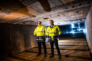  » Bellenberg Managing Director Murray Rattana-Ngam (r.) and Operations Manager Tobias Bem in the tunnel kiln 