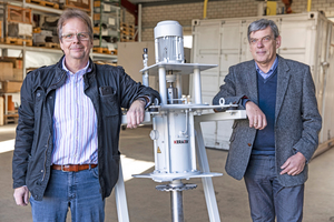  » Keratek-Geschäftsführer Christian Gäbelein (l.) und Dr. Wolf Reschke, Prozessingenieur bei Keratek, mit einem Turboblock-Ventilator 