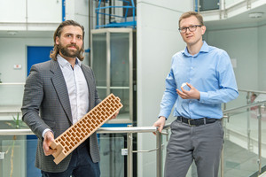  » Mein Ziegelhaus Geschäftsführer Dipl.-Ing. Tristan Klein und Alexander Hilgenberg, Geschäftsführer der Hilgenberg Ceramics GmbH &amp; Co KG, setzen auf die Vorteile der 3D-Druck-Technolgie 