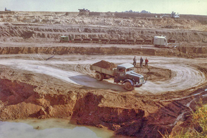  » Grube mit Seilbaggern, Diesel-Loks und Kipp-LKW (1964) 