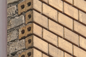  » The construction design of brickfaced façades most widely spread in Zurich is the horizontally perforated facing brick, here a detail of the Zelgstrasse 2, a building of 1896 