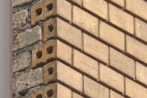  » The construction design of brick-faced façades most widely spread in Zurich is the horizontally perforated facing brick, here a detail of the Zelgstrasse 2, a building of 1896 