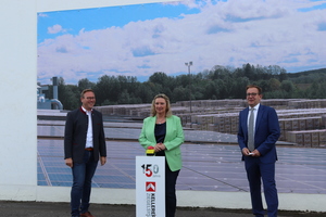  » Die Bayerische Ministerin für Wohnen, Bau und Verkehr Kerstin Schreyer (MdL), Landtagsabgeordneter Benjamin Miskowitsch (MdL) (l.) und Michael Kellerer (r.), Geschäftsführer der Kellerer Ziegelsysteme, geben den Startschuss zur Inbetriebnahme der neuen Photovoltaikanlage. 