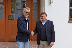  » Besiegeln ihre Zusammenarbeit symbolisch per Handschlag: Peter Gmeiner, Gründer von Lehmorange, (l.) und Thomas Bader, Geschäftsführer von Leipfinger-Bader (r.).  