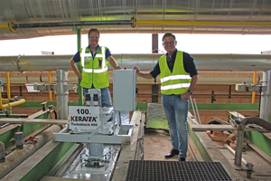  »Christian Gäbelein (l.) und Stefan Jungk auf dem Tunnelofen. Unter den sechs Umwälzern für die Aufheizzone war das 100. Gerät der Baureihe. 