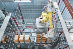  » At the filling station in the brick plant, the unfilled Poroton clay blocks are placed by robots onto belt conveyors. In this position, perlite is filled into the clay block chambers by a metering device. 