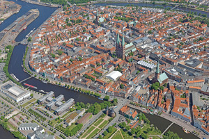  » “Only where nature itself offered no alternatives, these cities have grown into the form that had been pegged out from the start. Lübeck is one such example.” 