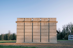  » The wall elements were prefabricated from rammed earth, and recessed tension rods make the nine-metre-high building possible without a false ceiling. 