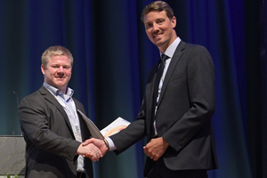  » Dr. Johannes Kasper (r.) von der Universität Koblenz-Landau gewann den ersten Preis des Gustav Eirich Awards, den das Unternehmen gemeinsam mit ECREF European Centre for Refractories an akademische Nachwuchskräfte verleiht. 