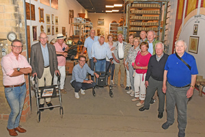  » During a visit of a group of former graduates of the state college for ceramic engineers in Landshut (Bavaria), senior director Ernst K. Jungk (fifth from left) and managing partner Stefan Jungk (left) opened JUWÖ Poroton’s new company museum in Wöllstein. 