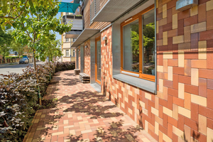 » Architect Torsten Rutsch: „The transition of the clinker brick pavement from the floor to the façade has created a beautiful atmosphere that we are happy about every day.“ 