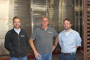 <div class="bildtext_en"><span class="bildnummer">» </span>Happy about the first section of the new dryer front completed by ROTHO (from left): Mario Bäcker, member of the ROTHO management, Claus Lohmann, Technical Operations Manager at Lücking, and Richard Lemke, authorized signatory of the brick manufacturer.</div> 