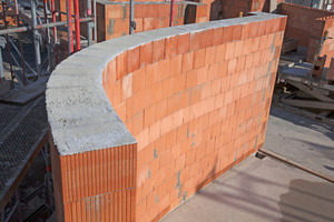  » In accordance with the GEG, too, monolithic brick buildings can be erected without any problems in compliance with KfW-subsidy classes – up to Efficiency House Standard 40 Plus or the Passive House Standard. Accordingly, solid building with clay masonry bricks remains sustainable even if rules are tightened further. 