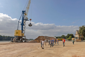  » Tour around the loading station at Bendorf harbour. 