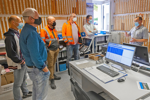  » Olaf Schlimm, Manager of the Central Laboratory and QA, informed the visitors about quality control of the different raw materials. 