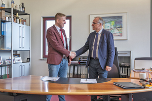  » Philipp and Klaus Schülein signing the “managing director contract” 