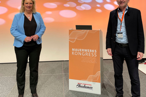  » Kerstin Schreyer (left), Bavaria’s State Minister for Housing, Construction and Traffic, along with host and Managing Partner Johannes Edmüller. In his welcome address, he criticised the, in his view, misguided developments in the shaping of general political conditions. 