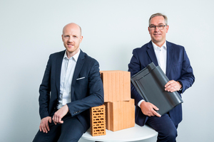  » Attila Gerhäuser, LL.M. (l.) folgt Dr. Matthias Frederichs als Hauptgeschäftsführer des Bundesverbands der deutschen Ziegelindustrie. David Ostendorf (r.) hat die Funktion als Technischer Geschäftsführer von Dieter Rosen übernommen, der im Sommer in den Ruhestand geht. 