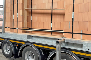  » The clay brick wall elements are delivered in special containers with an exceptionally high payload on low loaders. 