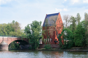  » Kunsthalle Portikus by Mäckler Architekten is one of the stops on the steep roof tour through Frankfurt am Main. 