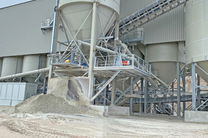  »5 Silo loading with tubular screw conveyor for wetting  