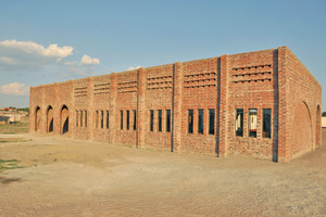  » Bricks from local brickworks were chosen as the building material. The traditional building material is even reflected in the country’s name: Zimbabwe means “house of stone”. 