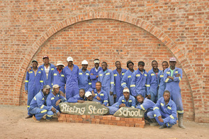  <div class="bildtext_en"><span class="bildnummer">» </span>The local workers have mastered the art of improvisation on a quasi technology-free construction site. The school project provides identification and raises hopes.</div> 