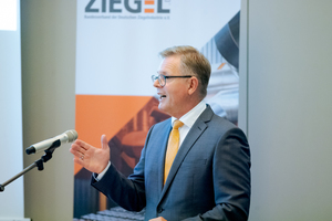  » BVZi president Stefan Jungk opens the general meeting 2022 