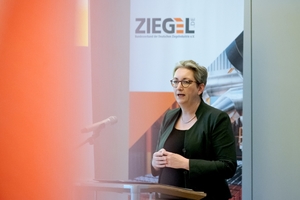  » Klara Geywitz, Bundesministerin für Wohnen, Stadtentwicklung und Bauwesen, kündigt an, die Ziegelbranche bei der Transformation zu unterstützen und Technologieoffenheit beim Bau zu gewährleisten 