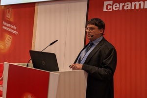  <div class="bildtext_en"><span class="bildnummer">» </span>Sebastian Varga, project funding for the glass and ceramics industry at the Competence Centre for Climate Protection in Energy-Intensive Industries (KEI) informs about the support programme „Decarbonising in Industry“</div> 