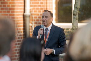  » TBE-Präsident Miroslaw Jaroszewicz, begrüßt die Mitglieder von Tiles and Bricks Europe sowie des Bundesverbandes der Deutschen Ziegelwirtschaft am Ort des abendlichen Festveranstaltung in Berlin 