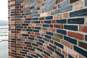  The brickwork incorporates fifteen different tones of unglazed brick; additional colours of glazed bricks are integrated into the carved-out sections to produce colour fades – green from the bottom and blue from the top – that reflect the water and sky 