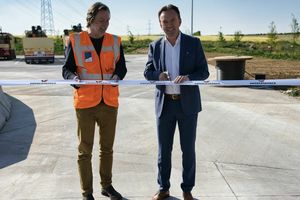  » Rudi Peeters (left) and Bruno Steegen, Mayor of Bilzen (right), at the opening of BrickDrive on the Vandersanden site in Spouwen, Belgium 