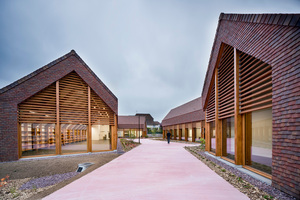  » Dachziegel sind in Frankreich sehr verbreitet. Ein besonderes Beispiel ist das von Lemoal und Lemoal Architekten entworfene Gonzague Saint Bris Social and Cultural Center 