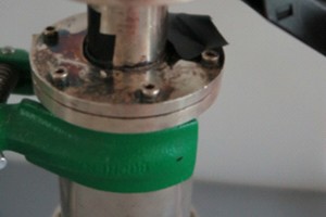 » Abbildung 3: Bild des Resonators mit Probekörper (links) und Resonanzkurven des leeren und mit dem Probekörper unterschiedlicher Temperaturen bestückten Resonators (rechts) 
