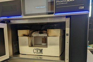  » Figure 2: Picture of the microwave furnace (bottom) and schematic representation of the experimental setup (top) for microwave-assisted firing using fibre-optic sensing technique for temperature distribution measuring  