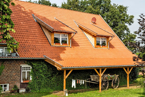  » Nelskamp roof tiles were used for the roofing of a hundred-year-old farm in Vreden. Their colour is due to the “reduction firing” process 