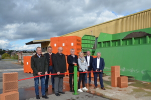  » Schlagmann Poroton has invested a total of four million euros in the Ansbach brickworks over the last two years. With the symbolic cutting of the red ribbon, the raw material preparation plant was officially put into operation, from left to right: Ansbach‘s Lord Mayor Thomas Deffner, Division Manager Bricks Heinz Girgner, District President of Central Franconia Dr. Thomas Bauer, Managing Partner Johannes Edmüller, Shareholder Sylvia Schlagmann-Edmüller, Site Manager Markus Reiner, Deputy District Administrator of the Ansbach district Hans Henninger 