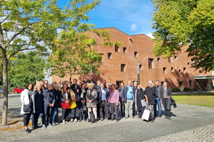  »An example of successful urban repair. The brick building of the Köpenick Central Library ties in with the existing building in terms of material and form. With the exceptionally deep masonry of 64 centimeters, the building meets ecological requirements 