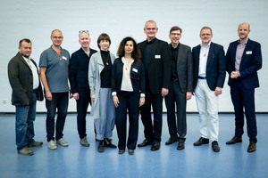  » Die Referent:Innen: Prof. Dr. Toralf Burkert, Stefan Goeddertz, Prof. Ralf Pasel, Prof. Dr. Linda Hildbrand, Prof. Dr. Anupama Kundoo, Frank Arnold, Prof. Jan R. Krause, Tobias Nöfer, Attila Gerhäuser (v.l.n.r.) 