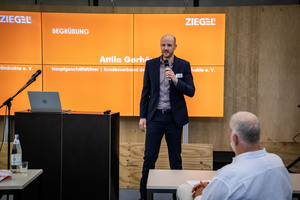  » Attila Gerhäuser, Chief Executive of BVZi, opens the Practice Days in the Institute Building for Architecture at the TU Berlin 